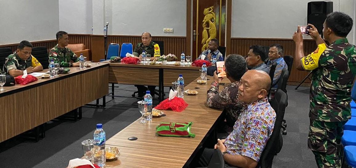 Perkuat sinergitas, Dandim 1715/Yahukimo, Pemda dan Tim Wasev TMMD gelar pertemuan Perkuat sinergitas, Dandim 1715/Yahukimo, Pemda dan Tim Wasev TMMD gelar pertemuan