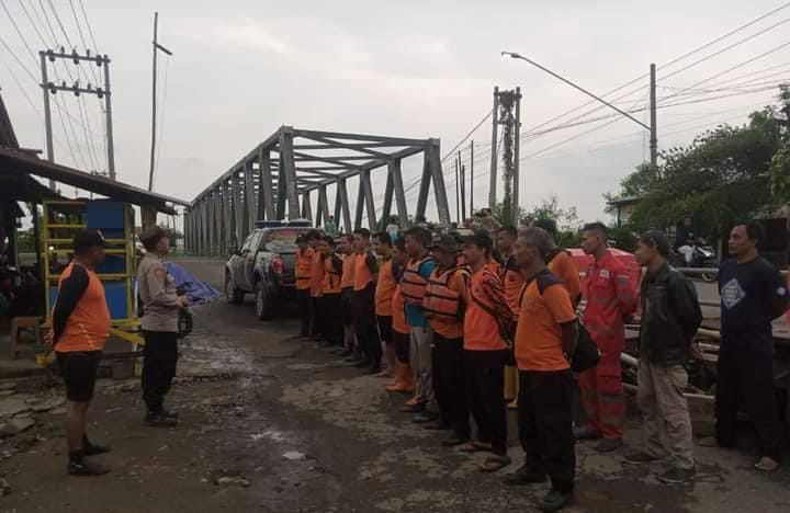 Cuaca buruk, pencarian korban tenggelam di Sungai Kaligung dihentikan sementara Cuaca buruk, pencarian korban tenggelam di Sungai Kaligung dihentikan sementara