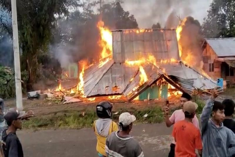 Kapolres Lampung Barat sayangkan pembakaran kantor Resor Kehutanan di Suoh Kapolres Lampung Barat sayangkan pembakaran kantor Resor Kehutanan di Suoh
