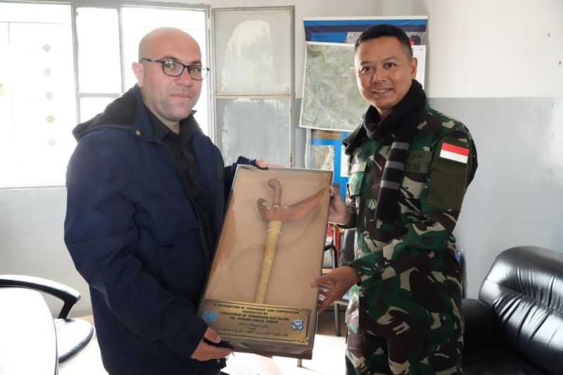 Satgas TNI di Lebanon beri cenderamata keris ke pemerintahan setempat