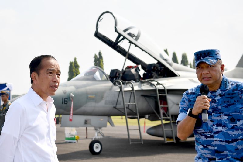 Presiden tinjau kesiapan alutsista di Pangkalan TNI AU Iswahjudi Presiden tinjau kesiapan alutsista di Pangkalan TNI AU Iswahjudi