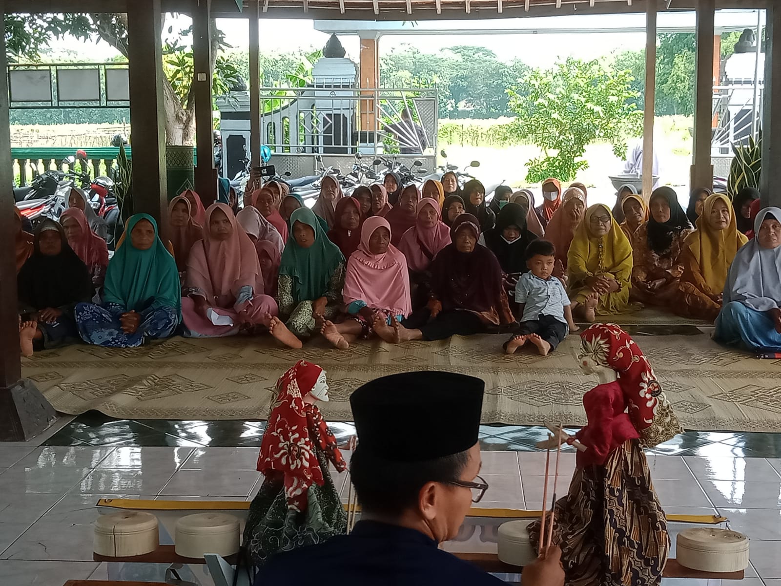 Sampaikan pesan Ramadan, ibu-ibu Desa Tempursari gunakan wayang golek Sampaikan pesan Ramadan, ibu-ibu Desa Tempursari gunakan wayang golek