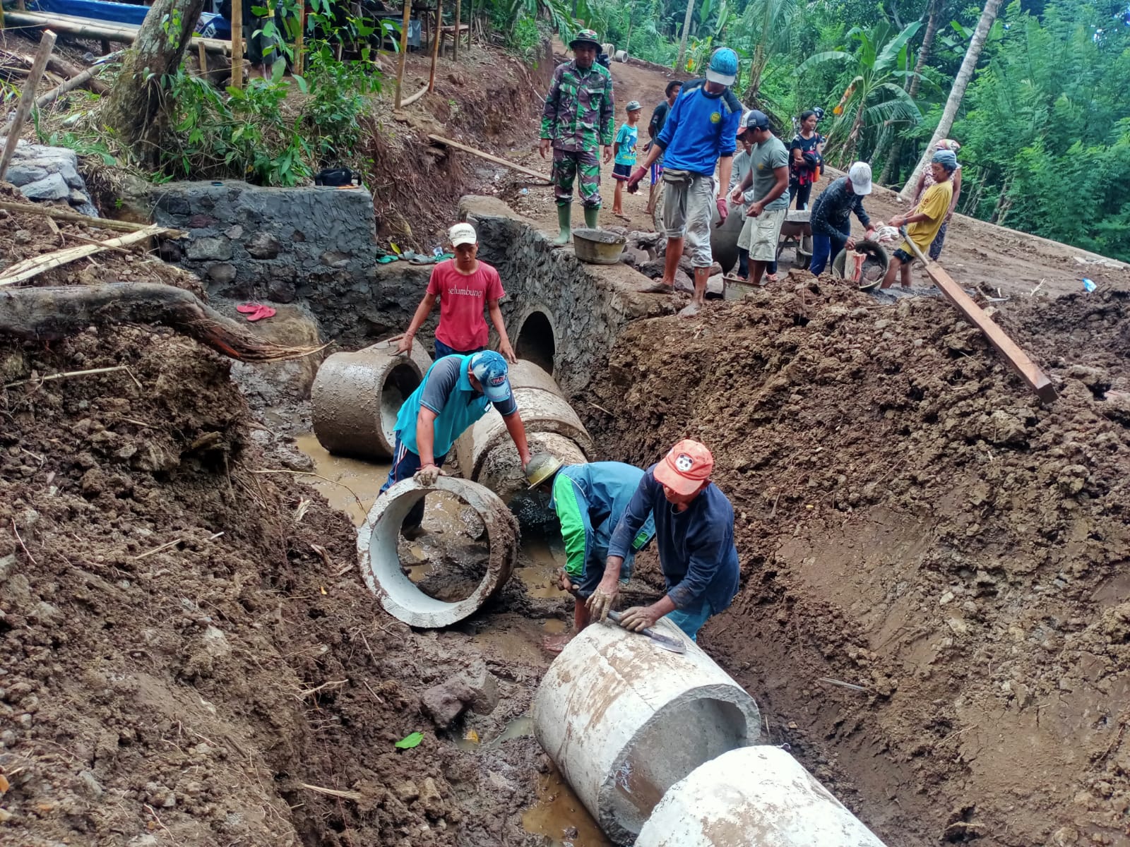 TMMD Kodim 1623/Karangasem buat gorong-gorong untuk irigasi dan drainase TMMD Kodim 1623/Karangasem buat gorong-gorong untuk irigasi dan drainase