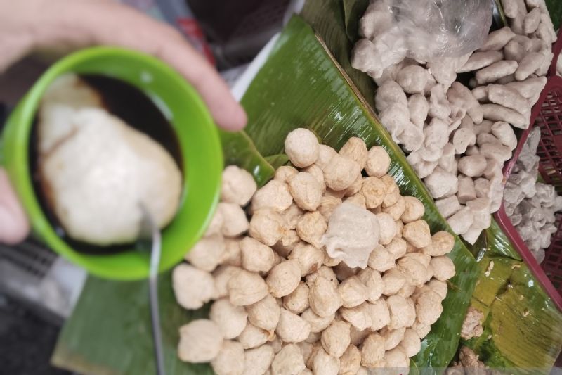 Pempek masih makanan favorit untuk berbuka puasa bagi warga Palembang Pempek masih makanan favorit untuk berbuka puasa bagi warga Palembang