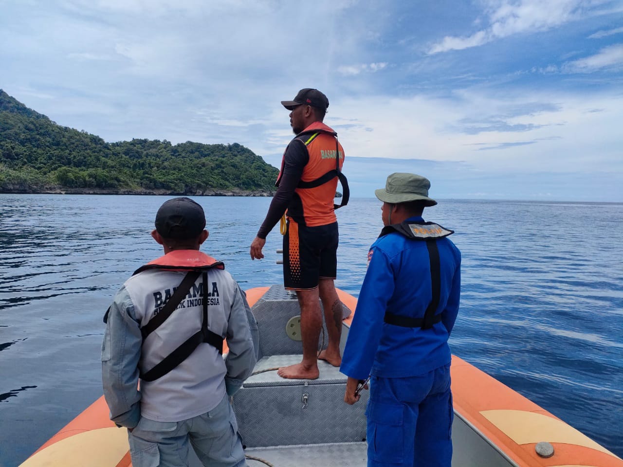 Bakamla RI bersama Tim SAR gabungan cari ABK kapal terjatuh di Kei Besar Bakamla RI bersama Tim SAR gabungan cari ABK kapal terjatuh di Kei Besar