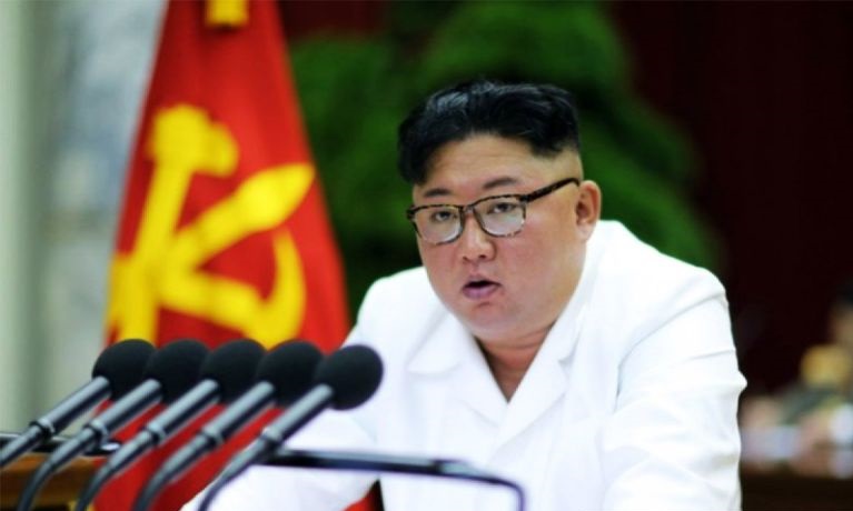 Kim Jong-un luncurkan roket ganda super besar pada latihan tembak Kim Jong-un luncurkan roket ganda super besar pada latihan tembak