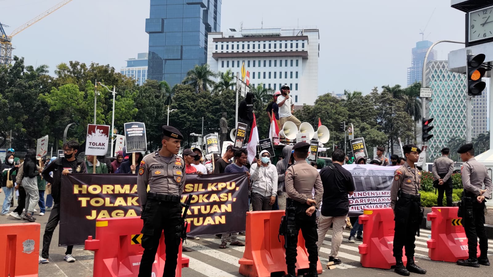 Gelar aksi, massa IPI dukung independensi MK dan tolak intervensi Gelar aksi, massa IPI dukung independensi MK dan tolak intervensi