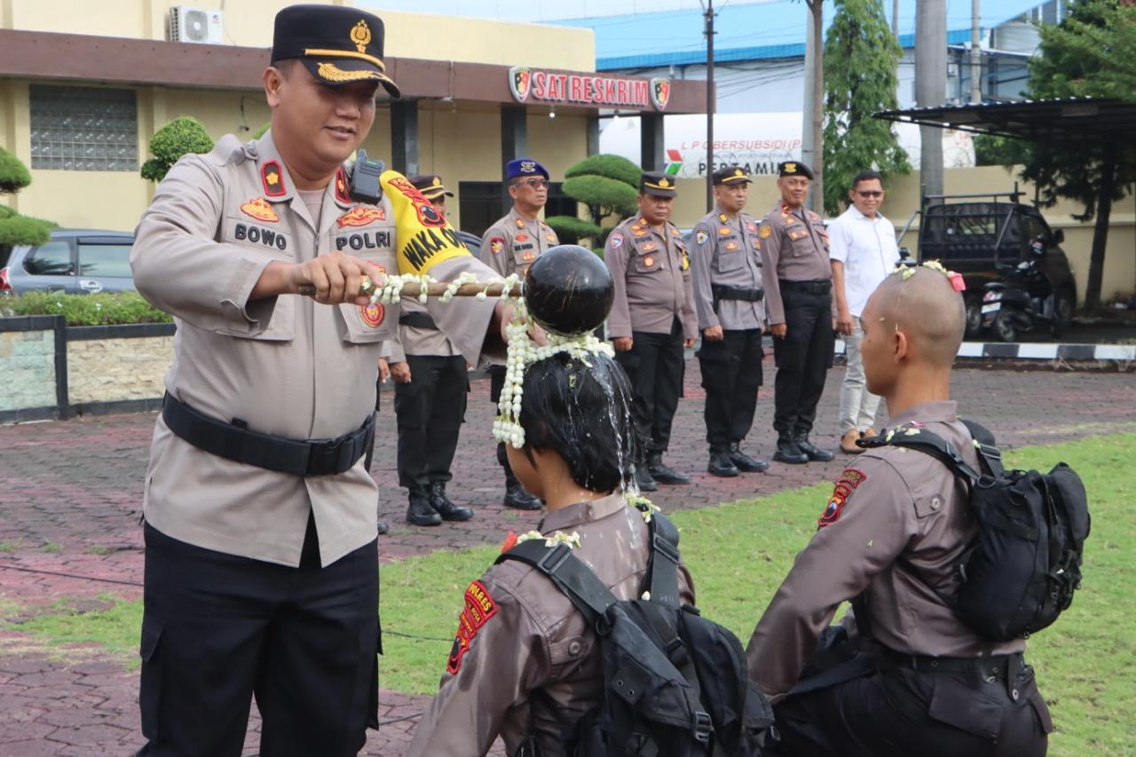 16 personel Bintara Remaja ikuti tradisi pembaretan di Mapolres Tegal Kota 16 personel Bintara Remaja ikuti tradisi pembaretan di Mapolres Tegal Kota
