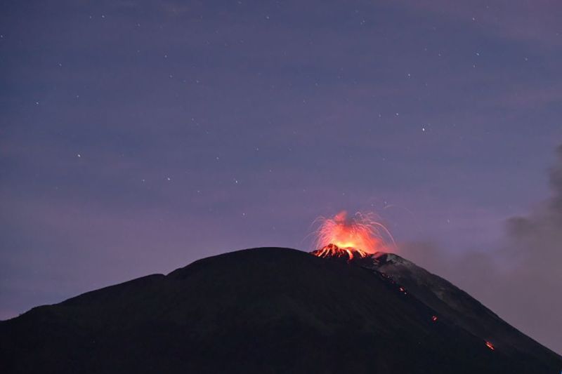Pos pemantau sebut 19 kali erupsi Gunung Lewotolok Pos pemantau sebut 19 kali erupsi Gunung Lewotolok