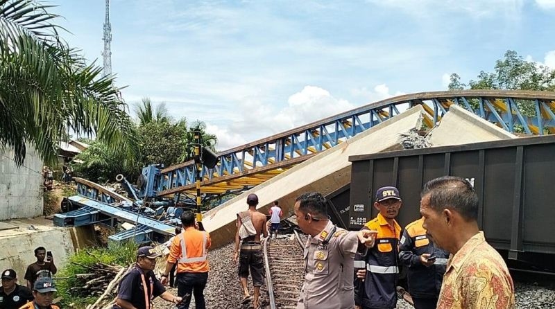 Polisi selidiki penyebab rubuh nya flyover timpa kereta di Muara Enim