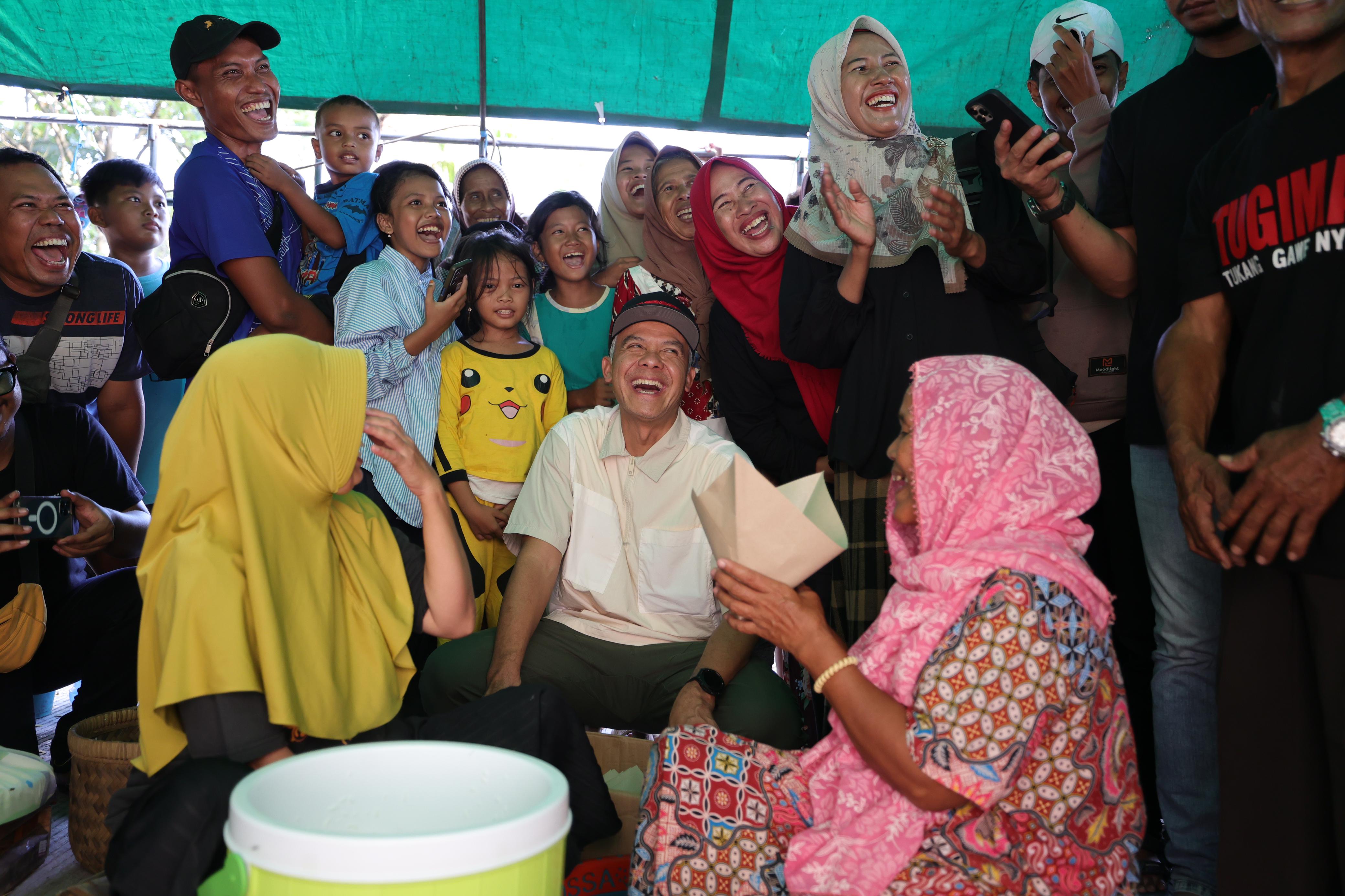 Ganjar buka puasa bareng warga korban banjir Demak Ganjar buka puasa bareng warga korban banjir Demak