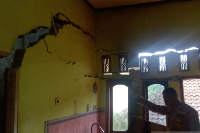 Pergerakan tanah rusak dua rumah di Pasirbaru Sukabumi Pergerakan tanah rusak dua rumah di Pasirbaru Sukabumi