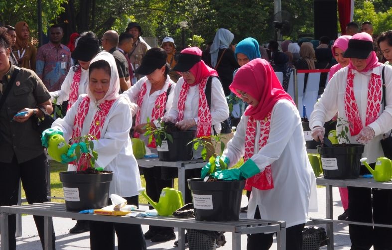 Ibu Negara Iriana Joko widodo membuka Gerakan Tanam Cabai Serentak se-Indonesia di Bogor