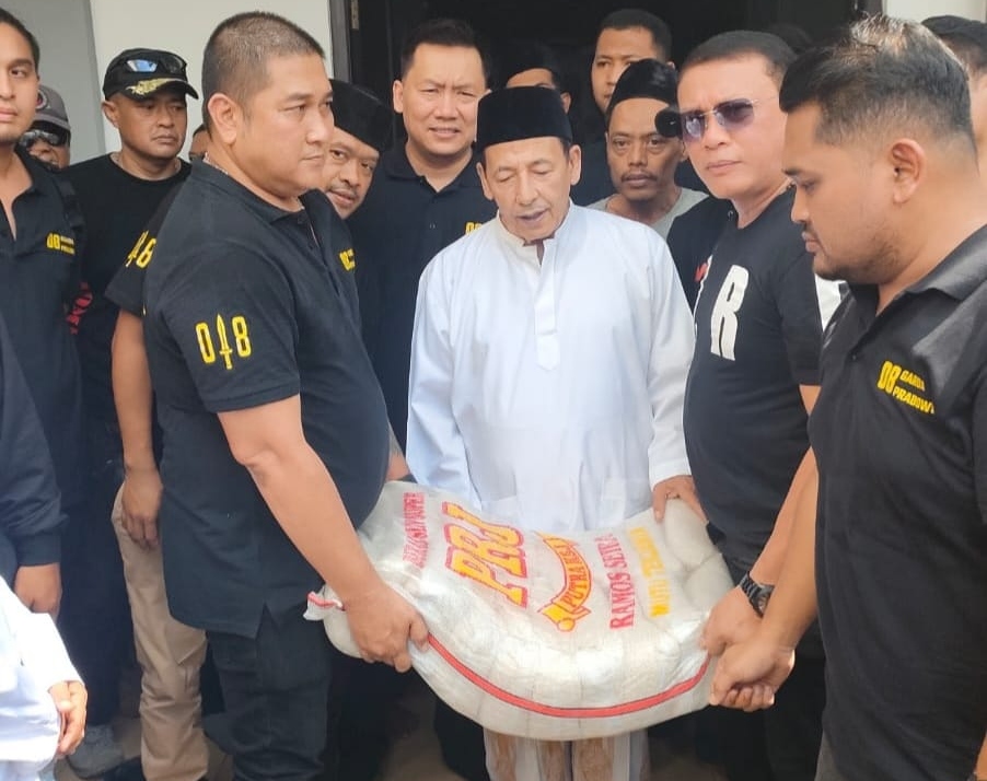 Habib Luthfi dan relawan Prabowo bantu penyintas banjir Demak  