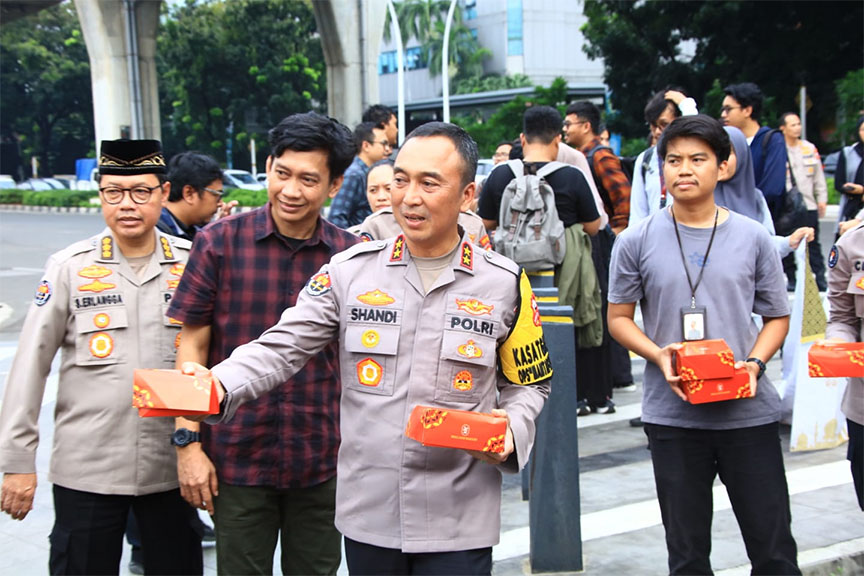Saat jenderal Polri bareng Polwan dan wartawan bagi-bagi takjil di jalan