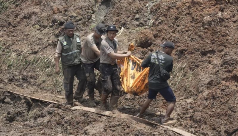 Tim SAR temukan jasad korban longsor Cipongkor KBB saling berpelukan Tim SAR temukan jasad korban longsor Cipongkor KBB saling berpelukan
