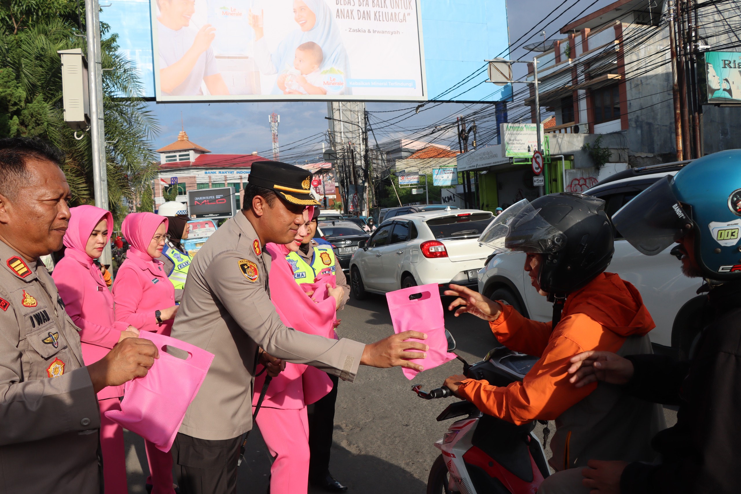 Bhayangkari, Polres Cirebon Kota berbagi bansos dan takjil kepada masyarakat Bhayangkari, Polres Cirebon Kota berbagi bansos dan takjil kepada masyarakat