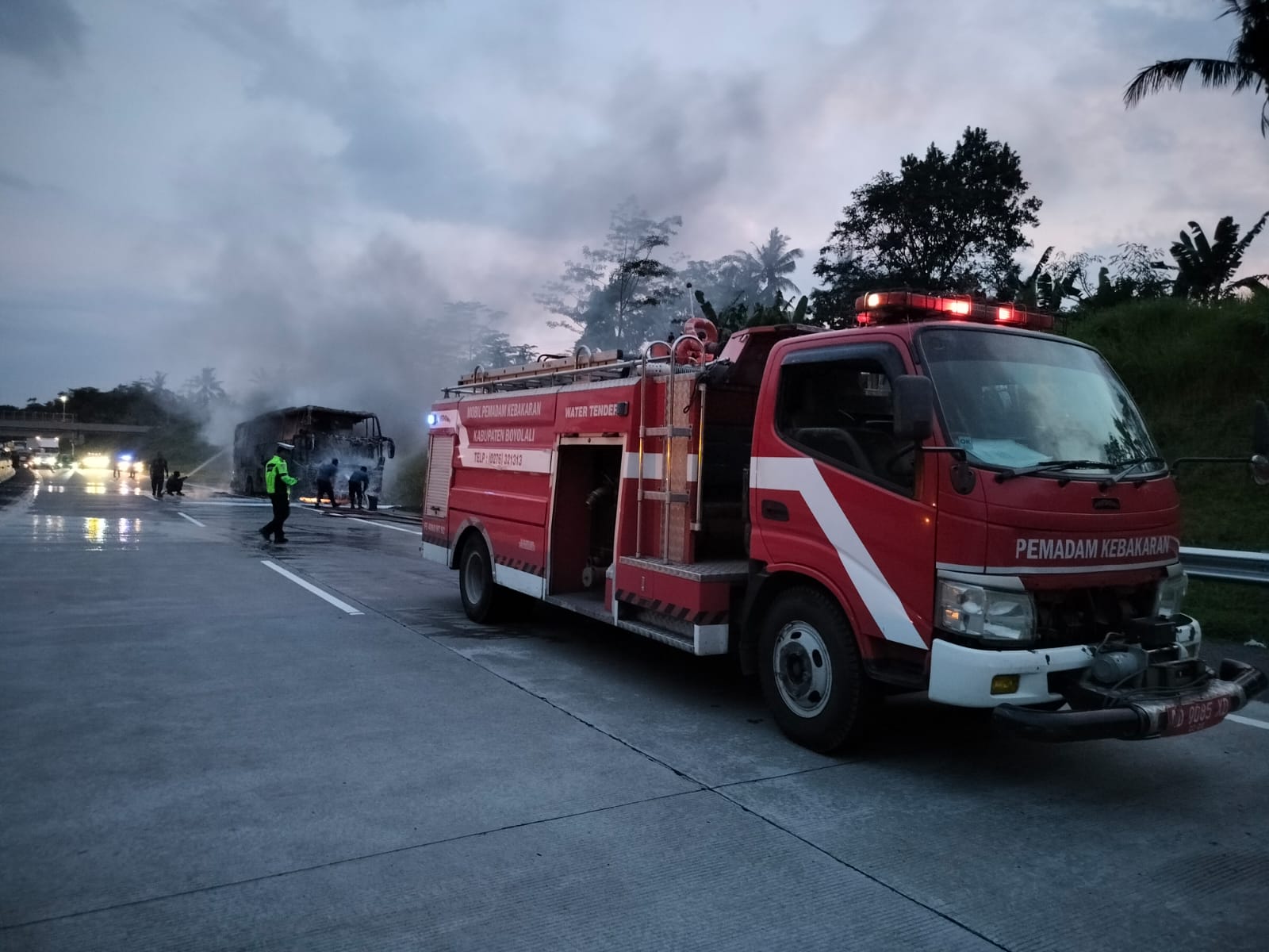 Bus Rosalia terbakar di tol Solo-Semarang, 20 penumpang dan 2 crew selamat Bus Rosalia terbakar di tol Solo-Semarang, 20 penumpang dan 2 crew selamat