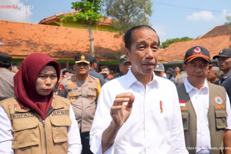 Presiden minta PUPR dan BNPB cek bangunan rusak akibat banjir di Demak Presiden minta PUPR dan BNPB cek bangunan rusak akibat banjir di Demak