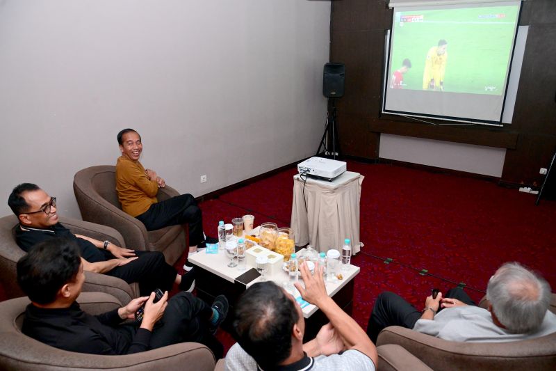 Jokowi ucapkan selamat kepada Erick Thohir usai kemenangan timnas Jokowi ucapkan selamat kepada Erick Thohir usai kemenangan timnas