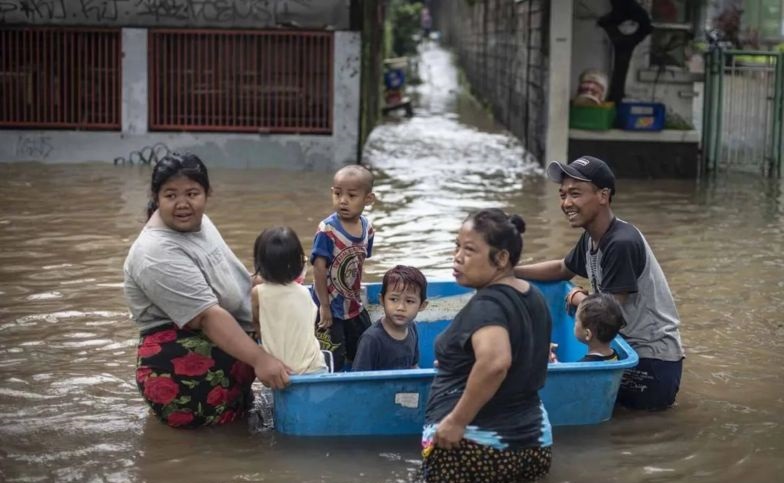 Banjir terjadi di 11 ruas jalan Jakarta pada Jumat pagi Banjir terjadi di 11 ruas jalan Jakarta pada Jumat pagi