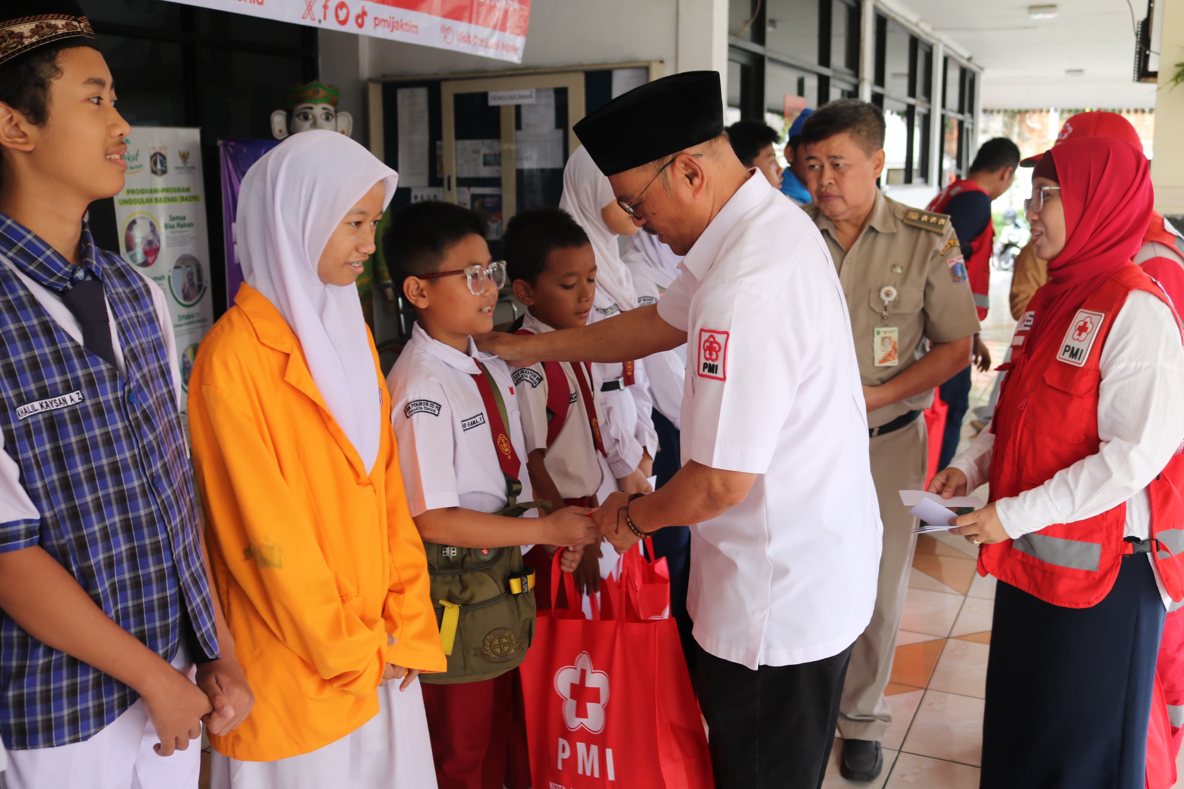 Peduli yatim piatu dan dhuafa di bulan Ramadan, PMI Jaktim berikan santunan Peduli yatim piatu dan dhuafa di bulan Ramadan, PMI Jaktim berikan santunan