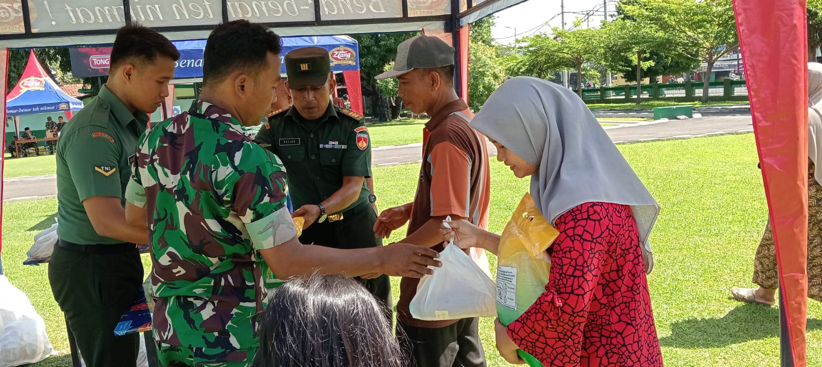 Bantu ekonomi warga, Kodim 0712/Tegal gelar pasar murah Bantu ekonomi warga, Kodim 0712/Tegal gelar pasar murah