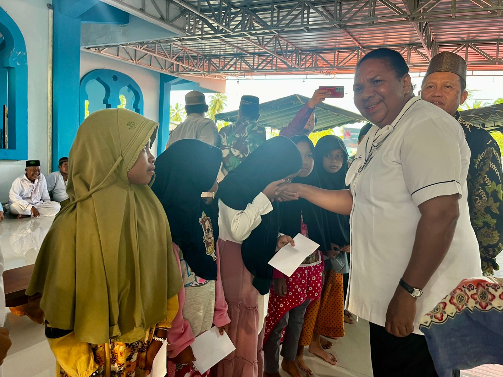 Masyarakat Nimbokrang minta ambulance jenazah pada Sekda Jayapura saat bukber Masyarakat Nimbokrang minta ambulance jenazah pada Sekda Jayapura saat bukber