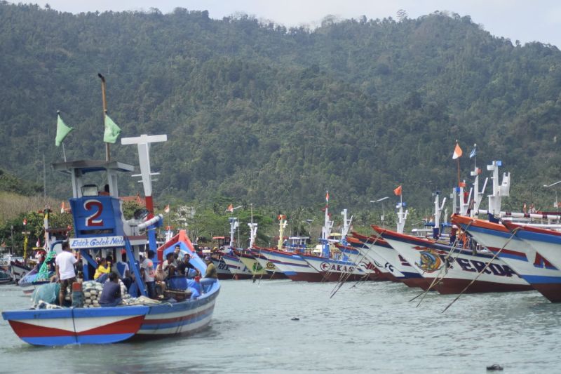 Nelayan di Trenggalek diimbau waspadai gelombang tinggi Nelayan di Trenggalek diimbau waspadai gelombang tinggi