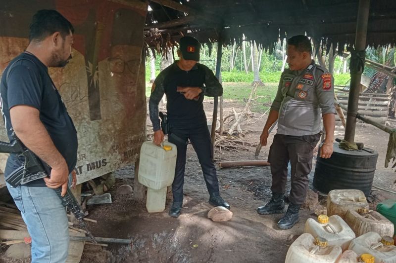 Polres Halmahera Utara-Malut gerebek dua lokasi produksi minuman keras Polres Halmahera Utara-Malut gerebek dua lokasi produksi minuman keras