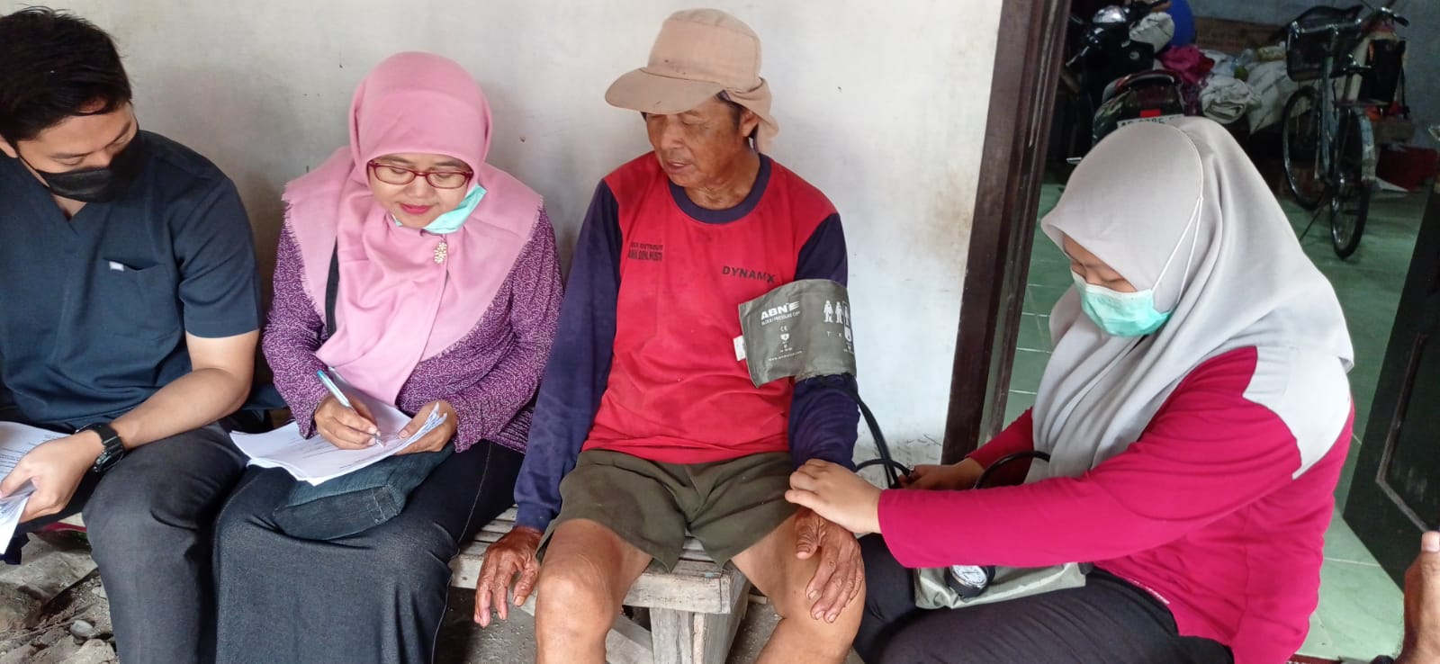 Puluhan warga Desa Gentan Bendosari keracunan massal usai santap nasi kotak Puluhan warga Desa Gentan Bendosari keracunan massal usai santap nasi kotak