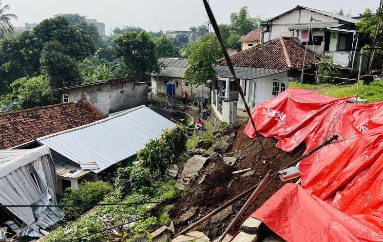 Tim gabungan evakuasi korban tertimbun longsor Kota Bogor Tim gabungan evakuasi korban tertimbun longsor Kota Bogor