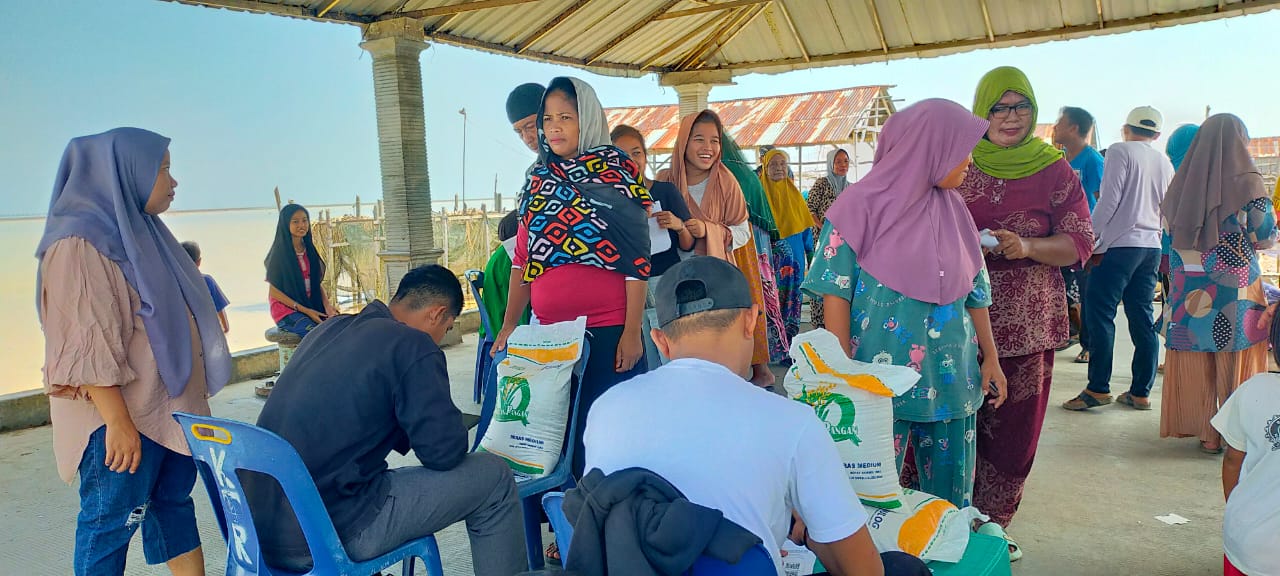 PT Pos Indonesia bagikan bansos pangan di Dermaga Desa Jaring Halus PT Pos Indonesia bagikan bansos pangan di Dermaga Desa Jaring Halus