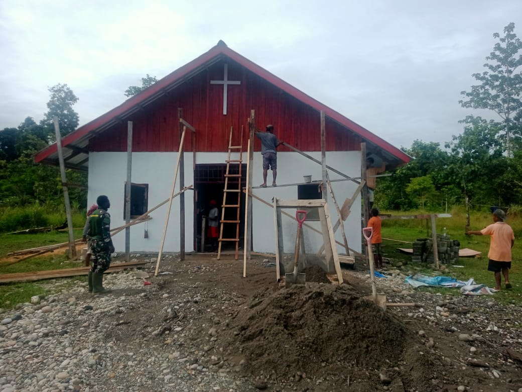 Warga bantu Satgas TMMD ke-119 Kodim 1715/Yahukimo bangun gereja Warga bantu Satgas TMMD ke-119 Kodim 1715/Yahukimo bangun gereja