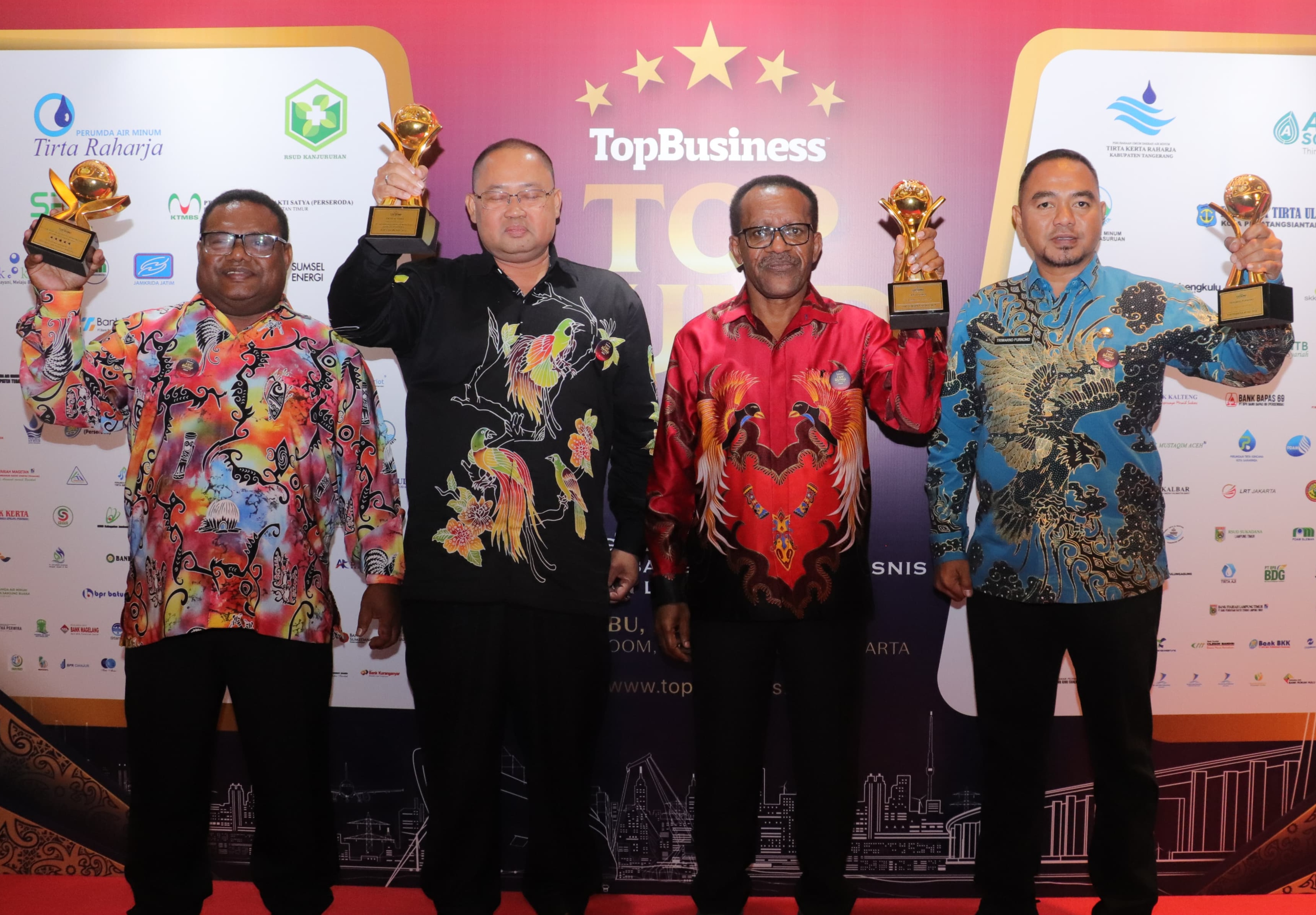 PT. Air Minum Jayapura raih penghargaan Top BUMD Awards Bintang 5