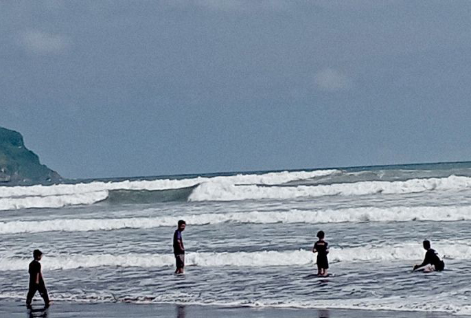 Masyarakat diimbau waspada gelombang tinggi saat ngabuburit di pantai