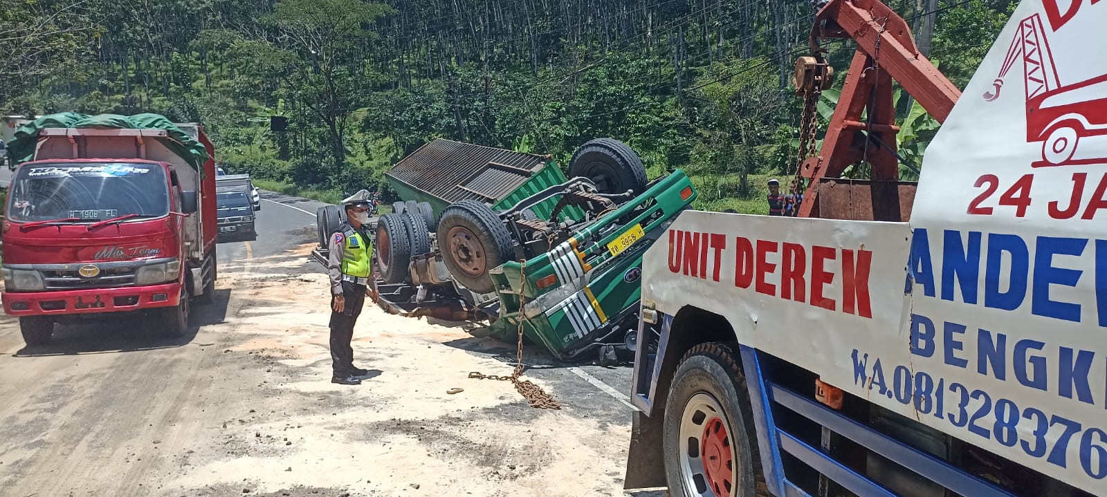 Truk muatan triplek terguling di Jambu Truk muatan triplek terguling di Jambu