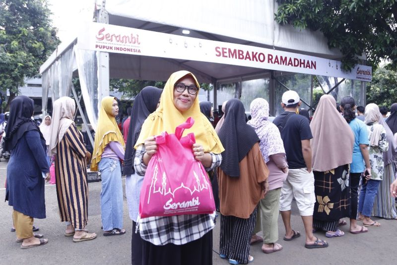 Pupuk Indonesia bagikan 1.000 paket pangan ke masyarakat dalam rangka HUT ke-12 Pupuk Indonesia bagikan 1.000 paket pangan ke masyarakat dalam rangka HUT ke-12