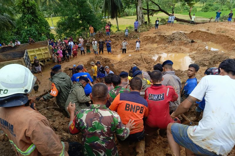 Tiga korban banjir-tanah longsor Padang Pariaman ditemukan meninggal Tiga korban banjir-tanah longsor Padang Pariaman ditemukan meninggal