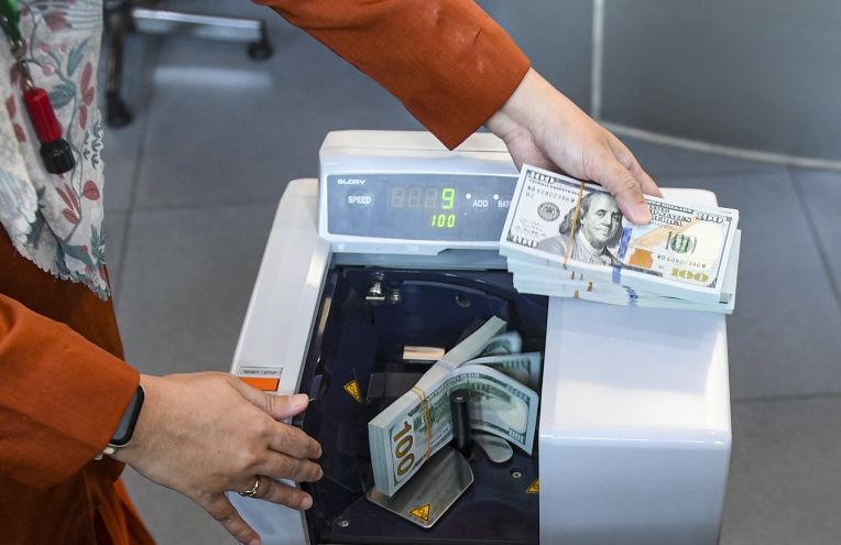 Rupiah Selasa pagi turun menjadi Rp15.803 per dolar AS