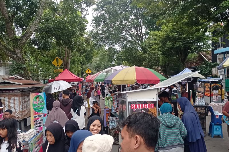 Pedagang takjil di Rangkasbitung diserbu pembeli Pedagang takjil di Rangkasbitung diserbu pembeli