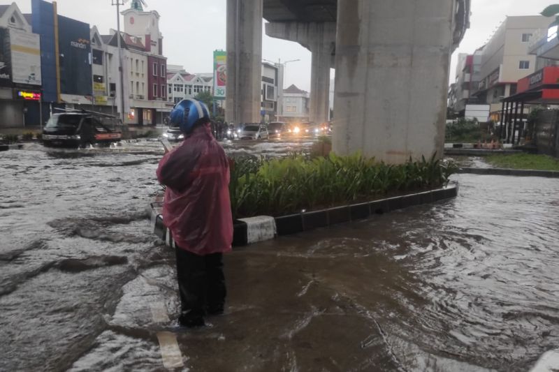 Polisi lakukan rekayasa lalu lintas karena banjir di Jakarta Utara Polisi lakukan rekayasa lalu lintas karena banjir di Jakarta Utara