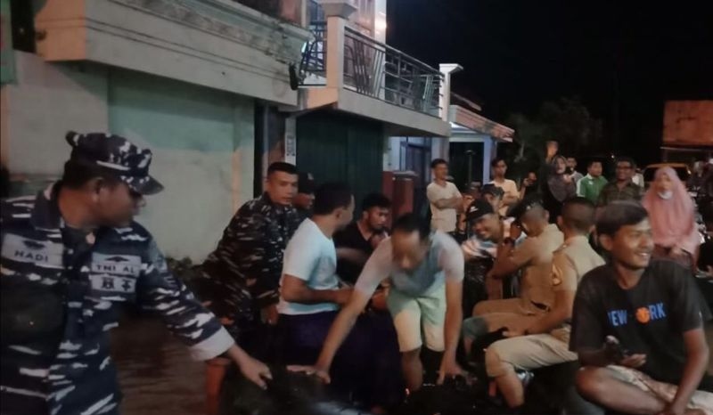 TNI AL kerahkan tim siaga bantu evakuasi korban banjir Bangkalan TNI AL kerahkan tim siaga bantu evakuasi korban banjir Bangkalan