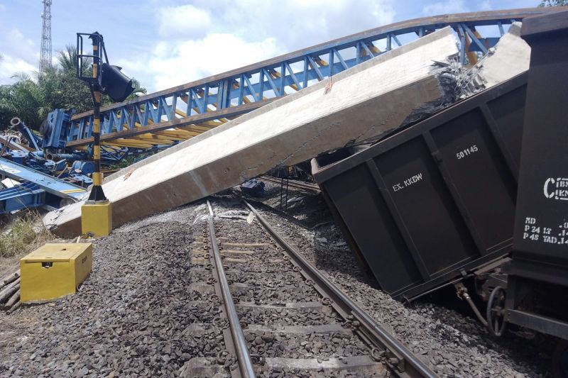 KAI evakuasi kereta tertimpa besi proyek jalan layang di Muara Enim KAI evakuasi kereta tertimpa besi proyek jalan layang di Muara Enim
