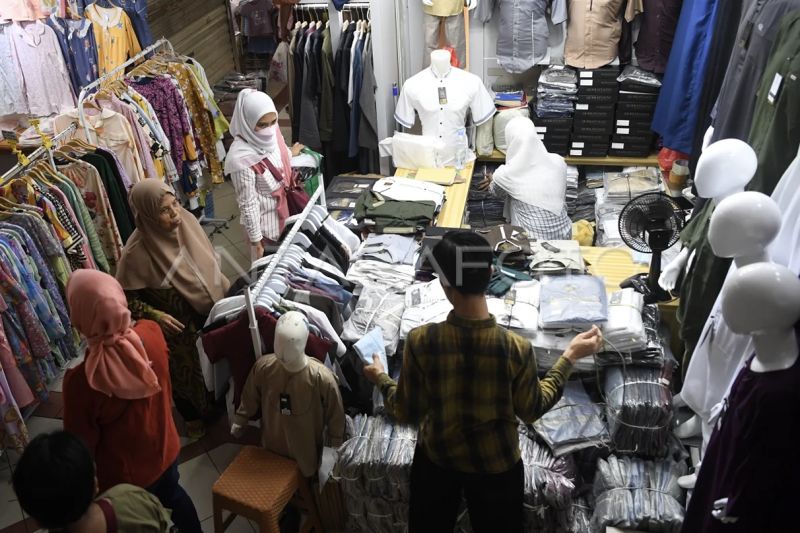 Pasar Tanah Abang diserbu warga berburu busana muslim pada awal Ramadhan Pasar Tanah Abang diserbu warga berburu busana muslim pada awal Ramadhan