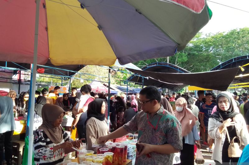 Warga Palu berburu takjil di Pasar Ramadan