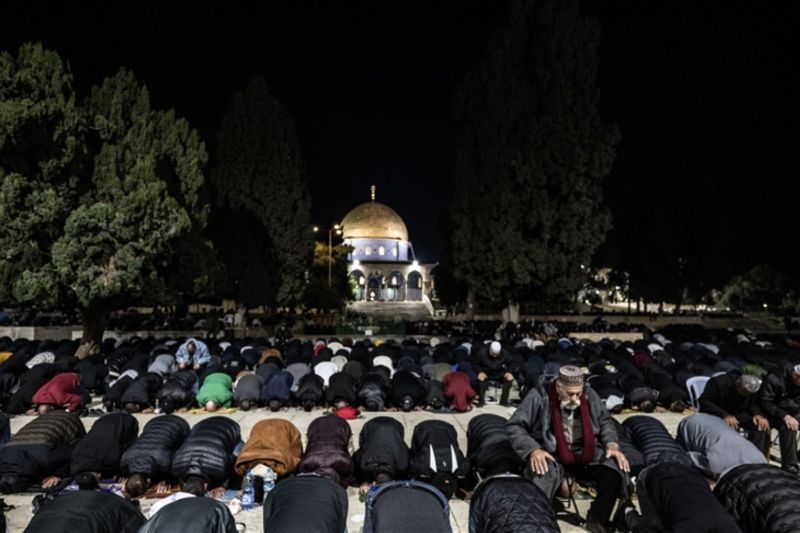 Meski dibatasi Israel, 50.000 warga Palestina tetap menjalankan tarawih di Al-Aqsa Meski dibatasi Israel, 50.000 warga Palestina tetap menjalankan tarawih di Al-Aqsa