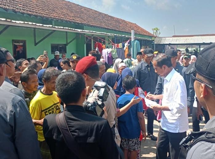 Presiden Jokowi tinjau posko pengungsi terdampak banjir di Demak Presiden Jokowi tinjau posko pengungsi terdampak banjir di Demak