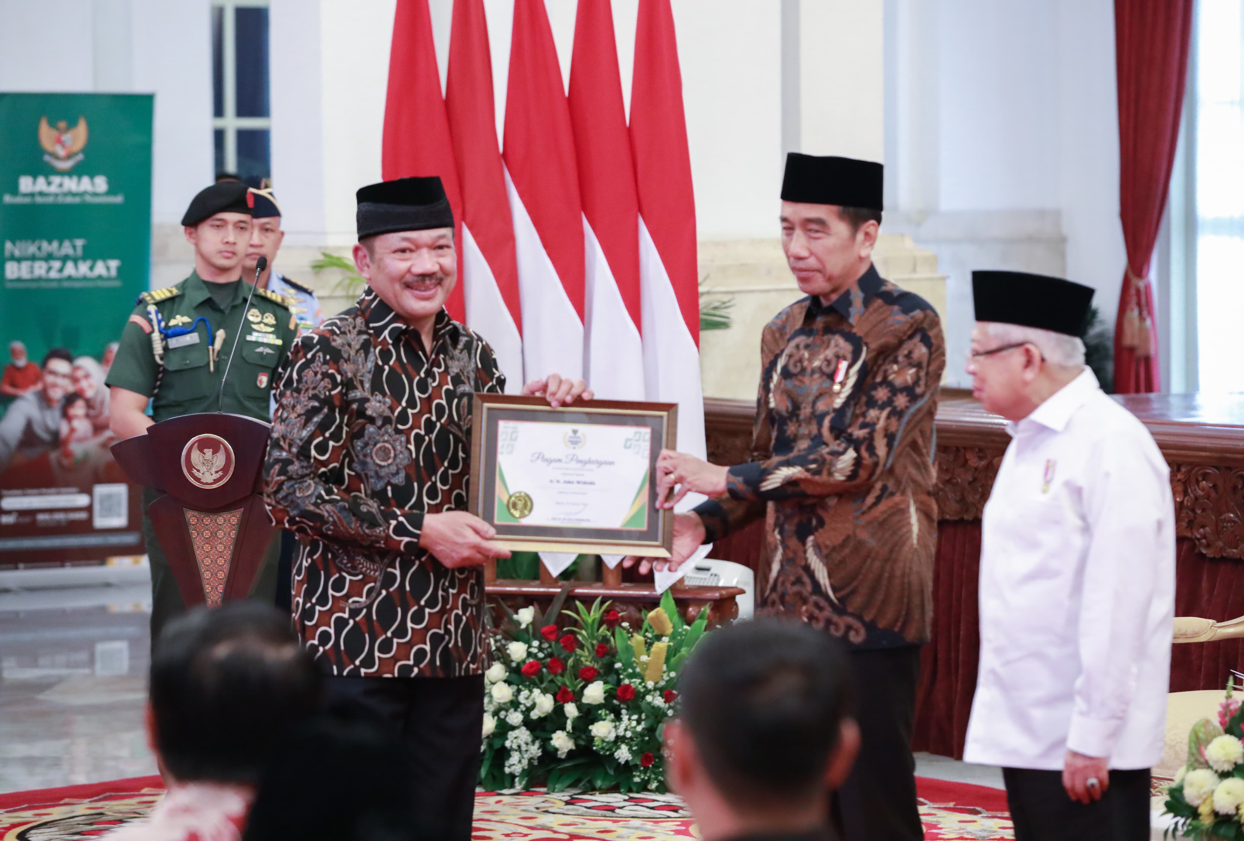 Presiden dan Wapres RI raih penghargaan Lifetime Achievement BAZNAS Awards 2024 Presiden dan Wapres RI raih penghargaan Lifetime Achievement BAZNAS Awards 2024