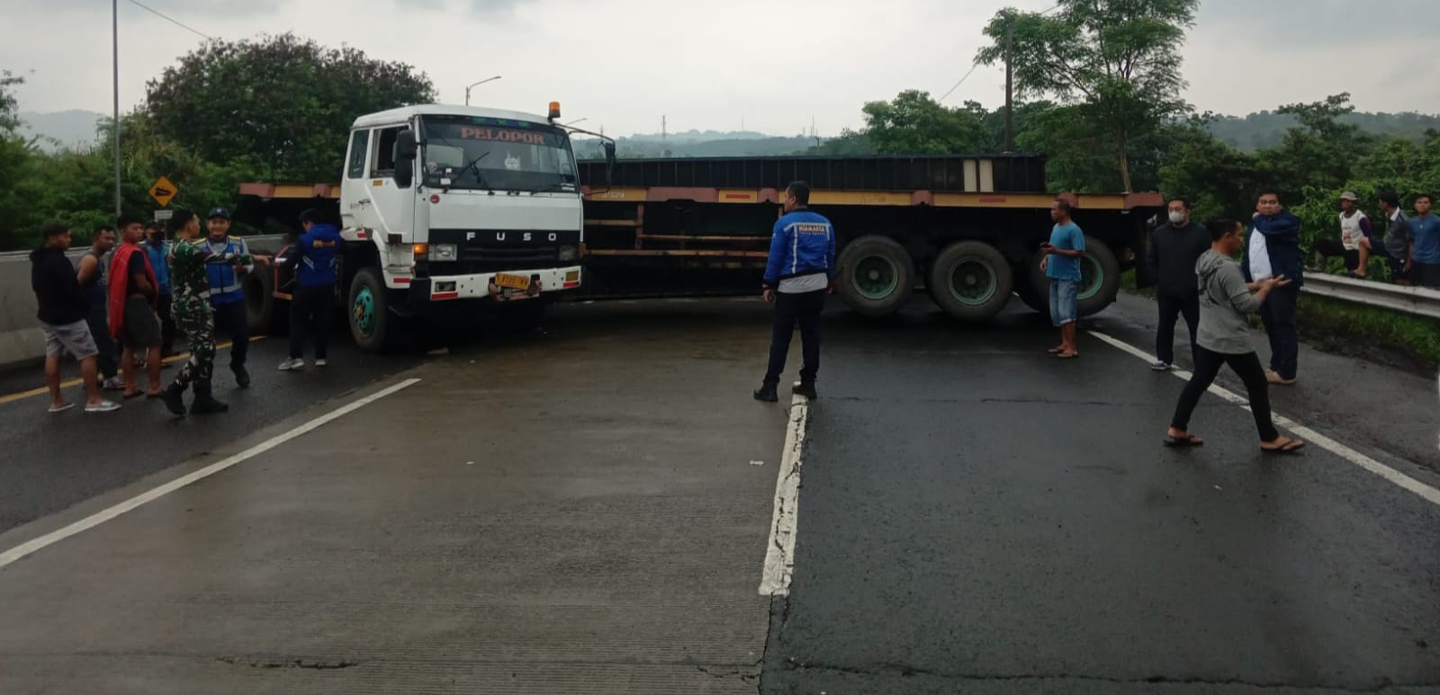 Tak kuat menanjak, truk trailer angkut peti kemas mundur dan tutup ruas Tol Cipularang Tak kuat menanjak, truk trailer angkut peti kemas mundur dan tutup ruas Tol Cipularang